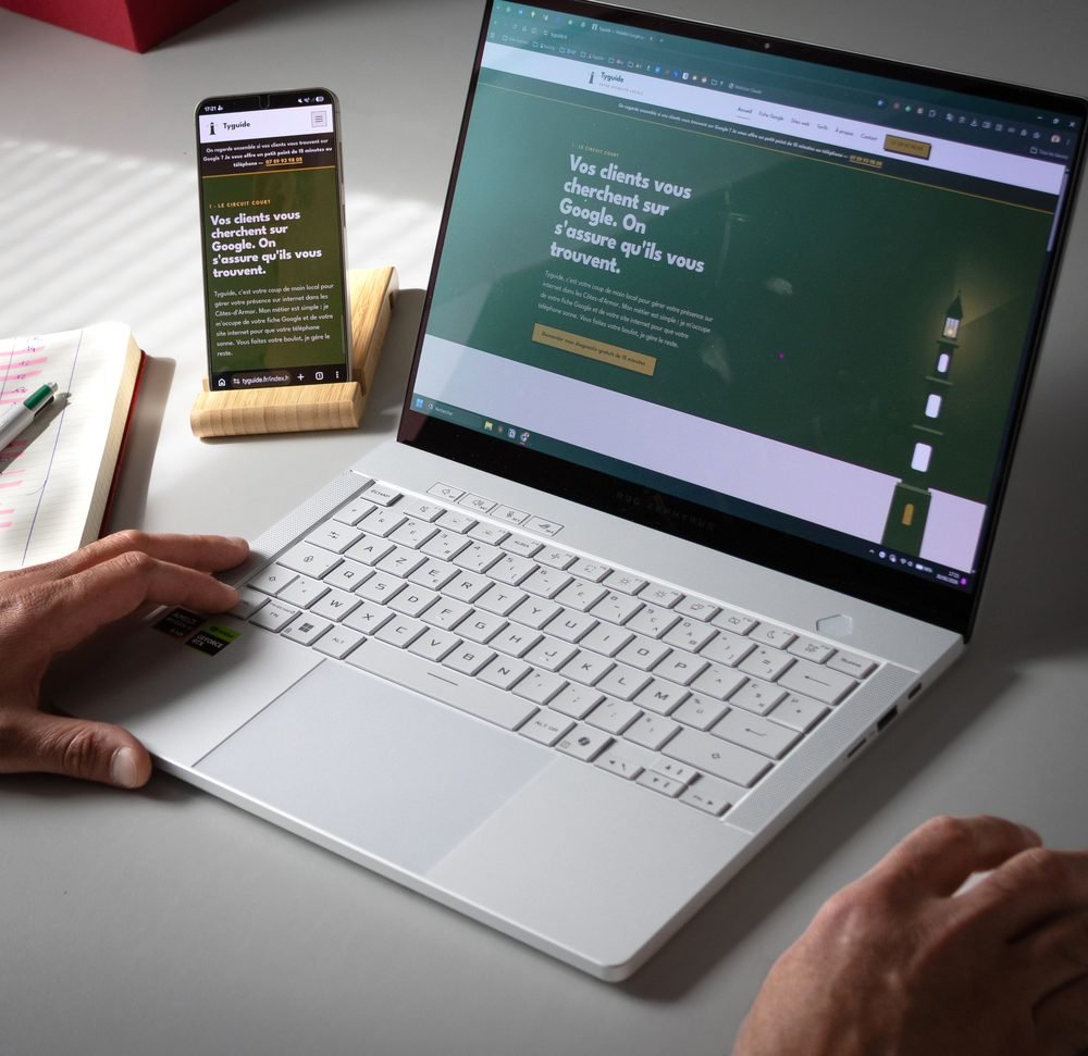Site internet Tyguide affiché sur un ordinateur portable et un smartphone posés sur un bureau — création de site web responsive dans les Côtes-d'Armor